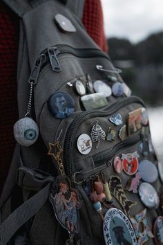 Backpack With Pins Aesthetic, Goblincore Backpack, Messenger Bag With Pins, Bag With Pins Aesthetic, Decorated Backpack, Punk Backpack, Backpacks Aesthetic, Grunge Backpack, Backpack Aesthetic