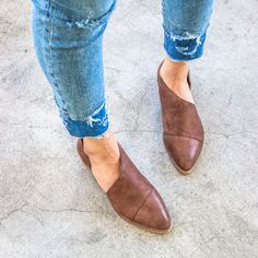 Pointy Toe Boots, Vintage Heels, Sole Shoes, Work Outfits Women, Shoes Casual, Suede Ankle Boots, Types Of Fashion Styles, Cute Shoes, Ripped Jeans