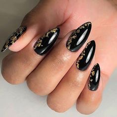 Prom Nails Black And Gold, Fourth Wing Nails, Black And Gold Nails Ideas, Black Nails Gold, Almond Acrylic Nail, Almond Acrylic Nails Designs, Gold Gel Nails, Black Almond Nails