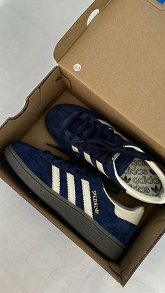 Spezials Outfit Women, Best Adidas Shoes Women, Adidas Spezial Women, Adidas Spezial Navy Outfit, Spezial Adidas Shoes, Adidas Shoes Aesthetic, Spezials Adidas, Spezial Adidas Outfit, Adidas Spezial Navy