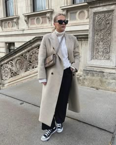 Cream Coat Outfit Winter, Cream Coat Outfit, Coat Outfit Ideas For Women, Cream Winter Coat, Autumn Fashion Aesthetic, Winter Coat Outfit, Coat Outfit Winter, Coat Outfit Ideas, Winter Outfits Snow