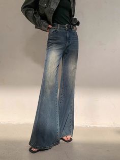 Season : All season Age : MIDDLE AGE Place Of Origin : China (mainland) Model Number : S-1254/p Style : Casual Jeans Style : FLARE PANTS Fit Type : regular Fabric Type : Cotton denim Decoration : Pockets Waist Type : high Length : full length Material : COTTON,POLYESTER Gender : WOMEN Item Type : JEANS Brand Name : LJHXYPLYT Elasticity : Non Strech size : CMS  Waist 64  Hip 92  Length 103M  Waist 68  Hip 96  Length 104L  Waist 72  Hip 100  Length 105XL  Waist 76  Hip 104  Length 106 The above dimensions are measured manually in kind, and there will be a 2-4cm error due to different measurement methods. The relevant data is only for reference, and the actual product shall prevail.Due to differences in body shape, please carefully review the size chart before placing an order. Pay attention Jeans For Woman, Wide Leg Denim Pants, Blue Flare Jeans, Retro Fashion Women, Denim Decor, Vintage Preppy, Summer Jeans, Denim Trousers, Wide Leg Denim