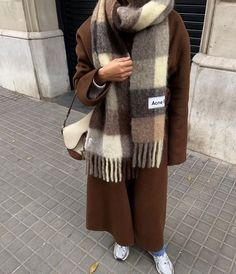 Vinter Mode Outfits, Look Adidas, Estilo Indie, Skandinavian Fashion, Scarf Outfit, Populaire Outfits, Ținută Casual, Brown Coat, Coat Outfits