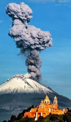 Erupting Volcano, Earth And Space Science, Amazing Places On Earth, Active Volcano, Science And Nature, Places Around The World, Mexico City, Our Lady, The Church