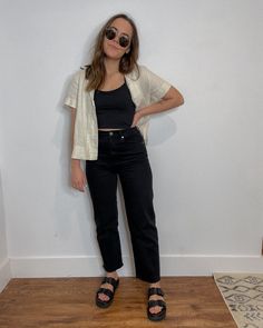 Straight Leg Jean Outfits Summer, Black Jeans Summer Outfit Casual, Black Jeans Midsize, Black Jeans Mom Outfit, Black Mom Jeans Outfit Spring, Black Top Casual Outfit, Tops For Black Jeans, Black Jean Outfits Summer, Spring Outfit Black Jeans