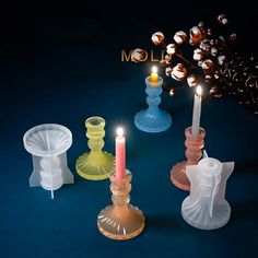 there are many candles that are on the table