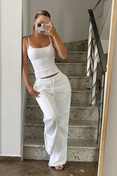 Unsere Alternative zu klassischen Jogginghosen: Die Structured Wide Leg Sweatpants sind dick, schwer und strapazierfähig, sodass sie ihre Struktur über lange Zeit behalten. Diese Jogginghosen sind in drei Längen erhältlich und können von jeder Körpergröße getragen werden.   Highlights: weites Bein, verstellbarer Kordelzug, Seitentaschen   Baumwoll-Sweatshirt-Stoff : keine Dehnung, keine Kompression, nicht durchsichtig  [100% Baumwolle]   Waschen und Pflege: Kalt waschen, bei niedriger Temperatur trocknen, bei Bedarf kalt bügeln, nicht bleichen/chemisch reinigen.  Empfehlung: Für eine lange Lebensdauer auf links waschen und an der Luft trocknen   Aufgrund der natürlichen Zusammensetzung aus 100 % Baumwolle ist zu erwarten, dass diese Jogginghose nach dem ersten Waschen durchschnittlich 2–3 Monochrome Comfy Outfit, All White Sweatpants Outfit, White Wide Leg Sweatpants Outfit, White Joggers Outfit Women, White Pantalon Outfit, Elevated Sweatpants Outfit, Comfortable Outfits Aesthetic, Basics Aesthetic, Minimal Outfit Aesthetic