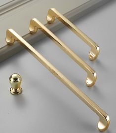 an image of a door handle and knobs