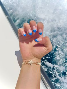 There's a new beauty trend taking over Instagram and it's absolutely stunning. Say hello to "quartz nails". Beach Vacation Nail Inspo Summer, Coastal Nails, Mail Inspo, Beachy Nails