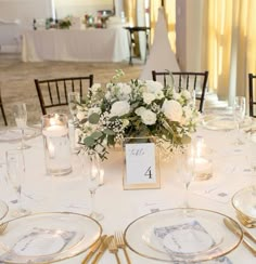 Wedding Tables Circular, Simple Greenery Wedding Centerpieces Round Table, Neutral Round Table Wedding, Wedding Flowers Circle Table, Ivory Round Table Wedding, Nude Table Setting, Round Table Wedding Set Up, Wedding Centre Piece Ideas, Kings Table Wedding