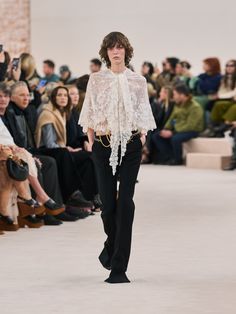 Winter 2024 Runway | Chloé US Chloe Brand, Paris Fashion Week Runway, All Black Fashion, Pretty Shorts, Eve Outfit, Fashion Autumn, White Lace Top