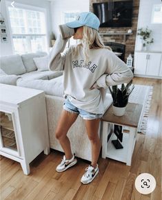 Everyday Outfits Rainy Day, Mama Sweatshirt Outfit, Athletic Mom Style, Ballfield Outfits, Sports Mom Fashion, Modern Mom Outfits Casual, Active Mom Outfits Summer, Sporty Mom Style, Trendy Mom Outfits Spring 2023