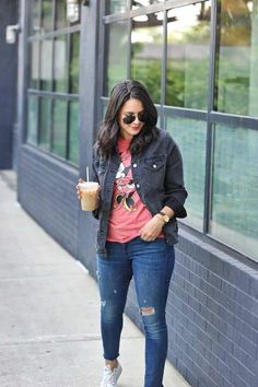 Disneyland Outfit Ideas, Jeans White Sneakers, Disney Outfits Women, Disney Wear, Casual Weekend Outfit, Disney World Outfits, Disneyland Outfits, Jean Jacket Outfits, Fall Fashion Trends Women