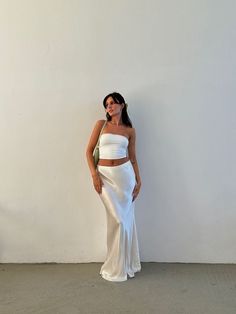 Long Maxi Skirts Silk, Maxi Skirt Satin Outfit, Silk Skirt Beach Outfit, How To Style A Silk Skirt For Summer, Cream Satin Maxi Skirt, Long Satin Skirts, Long White Satin Skirt, Long White Silk Skirt, Long Silk Skirt Outfit Summer