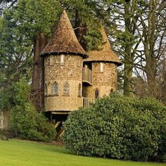 there is a tree house in the middle of some trees with words above it that says, this is how treehouses are made in england