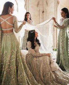 Bride And Bridesmaid Pictures, Bridesmaid Poses, Asian Wedding Photography, Bridesmaid Pictures, Bridesmaid Photoshoot