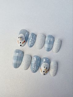 ☃️Goodbye Snowman☃️ Shape in the photo: Oval Short Hand-painted snowman and snowflakes with a glittery winter theme Nailistry by Grace offers hand painted luxury press on nails for any occasion. Press on nails are convenient, fast, and reusable. Achieve a non-damaging manicure in seconds, for a fraction of the salon price! Product includes: -- 10 nails of your selected style and set -- 12 adhesive tabs -- nail glue -- Mini nail file -- Buffer -- Wooden cuticle stick -- Alcohol pads -- box for na Winter Miffy Nails, Snow Man Nail Art, Winter Press On Nails, Christmas Korean Nails, Nail Korean Style Cute, Snowman Nails Design, Korean Christmas Nails, Polar Bear Nails, Snowman Nail Art