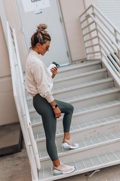 Olive pants are everything Cella Jane, Estilo Fitness, Cute Workout Outfits, Women's Sportswear, Workout Attire, Sporty Outfits