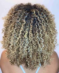 Here's The Best Way to Get Balayage for Curly Hair Bolyoge Hair Balayage Brown, Balayage For Curly Hair, Spiral Curly Hair, Balayage Curly Hair, Curly Balayage Hair, Short Layered Curly Hair, Curly Hair Color, Light Blonde Balayage, Ideas For Curly Hair