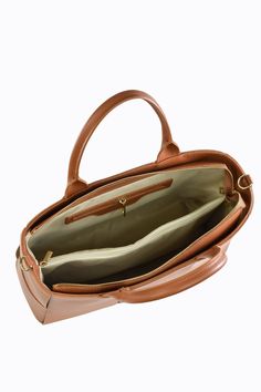 Borsa Lauren in Vera pelle Spazzolata con tracolla Made in Italy e accessori color oro. La parte interna è composta da due grandi scomparti principali, separati da una tasca centrale con chiusura a zip, nello scomparto posteriore sono presenti due tasche laterali portadocumenti/portacellulare, mentre nello scomparto anteriore è presente una tasca laterale con chiusura a zip. -Materiale esterno: Vera pelle Spazzolata -Materiale hardware: Acciaio inossidabile color oro -Materiale chiusura: Acciaio Classic Tote Laptop Bag With Zipper, Classic Tote Laptop Bag With Zipper Closure, Classic Laptop Tote Bag With Zipper, Classic Laptop Tote Bag With Zipper Closure, Office Tote Bag With Zipper Closure, Elegant Everyday Shoulder Travel Bag, Classic Satchel With Zipper Closure For On-the-go, Classic Everyday Laptop Bag With Zipper Pocket, Elegant Tote Laptop Bag With Zipper Closure