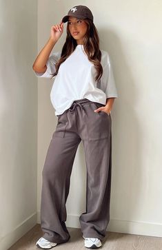 Spoil yourself with comfort. The You'd Love It Here Sweatpants Charcoal in features a thick elasticated waistband with drawstring, soft fabric and self lined, high rise fit and straight leg design. Pair with a fitted tee and your go-to snugs for lounge worthy fit'!  - 85% Cotton 15% Polyester Charcoal Sweatpants Outfit, Wide Leg Sweats Outfit, Oversized Sweatpants Outfit, Sweatpants Outfit Women, Lounge Pants Outfit, Wide Leg Sweatpants Outfit, Styling Sweatpants, Straight Leg Sweatpants Outfit, Sweatpant Outfits