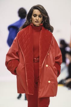 Pin it! Max Mara Runway, Women's Runway Fashion, 90s Runway Fashion, Beauty And Fashion, Runway Show, Casual Coat