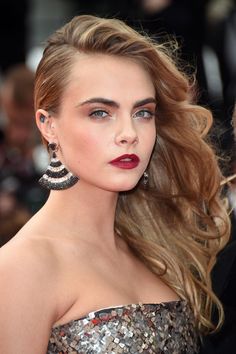 Hairstyles Red Carpet, Cara Delevingne Hair, Jennifer Hawkins, Side Swept Curls, Side Swept Hairstyles, Carmen Electra, Side Hairstyles