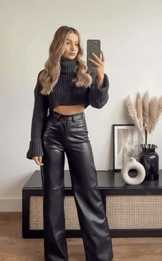 Lederhosen Outfit, Leather Pants Outfit, Chique Outfits, Pastel Outfit, Outfit Chic, Cold Outfits, Black Leather Pants