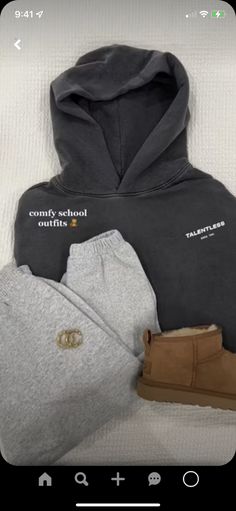 Preppy Uggs, Fall Autumn Aesthetic, Sweatpants Outfits, Fall Semester, Ootd Fall, Cute Lazy Outfits