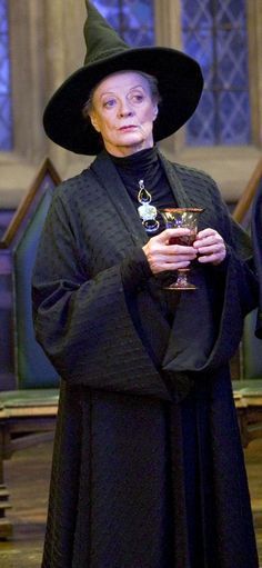 Minerva Professor Minerva Mcgonagall, Harry Potter Kostüm, Harry Potter Professors, Minerva Mcgonagall, Harry Potter Cosplay, Buku Harry Potter, Harry Potter Halloween, Images Harry Potter, Maggie Smith