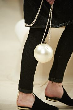 Chanel 2015 pearl hand bag! More fashion and beauty inspiration over at www.breakfastwithaudrey.com.au Funky Purses, Chanel 2015, Chanel Resort, Chanel Cruise, Chanel Pearls, Chanel Couture, Pearl Bag, Elegante Casual, Steam Punk