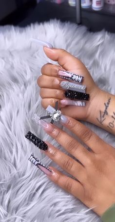 Extra Design Nails, 19th Birthday Nails Ideas, 17th Birthday Nails, Gemini Nails Designs, White Birthday Nails, Acrylic Nails Short Square, Tapered Square Nails