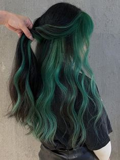 black and green wavy long hair Eighties Hairstyles, Hidden Hair Color, Dark Green Hair, Green Hair Dye, Two Tone Hair, Two Toned Hair, Hair Color Underneath, Peekaboo Hair, Receding Hairline