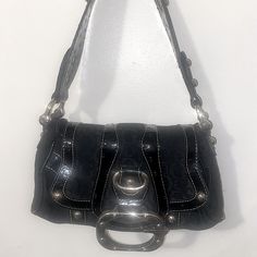 Black Guess Shoulder Bag With Silver Buckles. In Amazing Condition! Guess Shoulder Bag, Pirate Jacket, Guess Purse, Guess Purses, Buckle Bags, Ar Accessories, Bags Vintage, Guess Handbags, Guess Bags