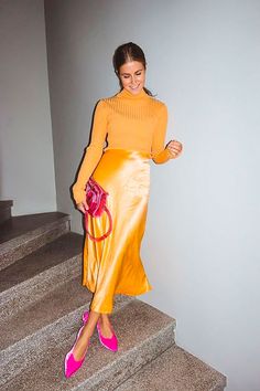 25 Buenas Razones Para Convertir Las Polleras Tipo Enagua En Un Indispensable De Tu Closet – Cut & Paste – Blog de Moda Fuchsia Turtleneck Outfit, Mode Monochrome, A Line Skirt Outfits, Silk Skirt Outfit, Outfit Yellow, Monochromatic Fashion, Monochromatic Outfit