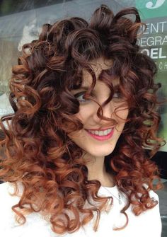 Copper Balayage Curly Hair, Curly Color, Red Ombre Hair, Red Curls, Medium Length Curly Hair, Red Hair Inspo