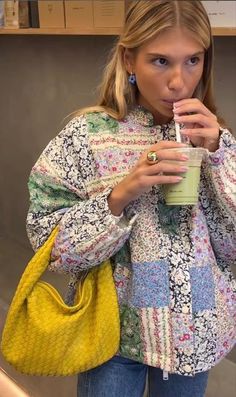 patterned, quilted jacket, daisy earrings, yellow handbag Surfergirl Style, Mode Hippie, Skandinavian Fashion, Chique Outfits, Mode Inspo, 가을 패션, Mode Inspiration