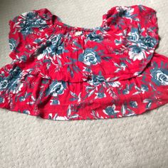 Worn Once Off Flowy Off The Shoulder Top - Super Cute On! Red Printed Vacation Top, Red Cotton Vacation Tops, Red Cotton Tops For Vacation, Red Printed Tops For Day Out, Red Cotton Summer Tops, Red Printed Summer Top, Red Floral Print Summer Tops, Red Floral Print Top For Day Out, Off The Shoulder Top