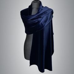 A very elegant velvet shawl for your wedding party or evening dress. Made of luxury bridal velvet. Color: navy blue ( other colors are available ) Size: 200 cm x 48 cm You can use it as a wrap, shawl or stola. WE have matching bags in our Etsy Shop! WE accept credit cards! Vestidos Color Vino, Velvet Shrug, Velvet Shawls, Bridesmaid Wrap, Organza Bridal, Bridesmaid Shawl, Wedding Shrug, Blue Shawl, Velvet Shawl