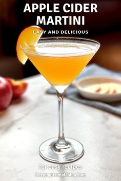 This simple apple cider martini is the perfect easy holiday cocktail and so delicious. Apple Martini Recipe Vodka, Fall Martinis Recipes, Fall Martini, Apple Cider Martini, Apple Martini Recipe, Cider Martini, Martini Recipes Vodka, Apple Cider Cocktail, Halloween Drinks Alcohol