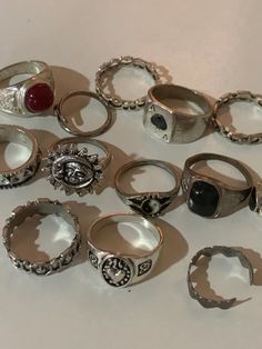 Soft Grunge Accessories, Chunky Silver Rings Aesthetic Grunge, 90s Rings Aesthetic, Chunky Grunge Jewelry, Silver Jewellery Grunge, Emo Jewelry Aesthetic, Earthy Grunge Jewelry, Grungy Silver Jewelry, Chunky Silver Rings Grunge