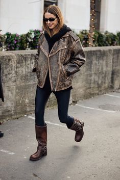 Paris FW23 full streetstyle gallery – Sandra Semburg Buckle Boots Outfit, Casual Oufits, Street Style Fall Winter, Instagram Paris