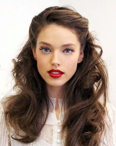 Vintage Wedding Hair, Simple Wedding Hairstyles, Best Wedding Hairstyles, Holiday Hairstyles, Zac Efron, Half Up Half Down Hair, Retro Hairstyles, Red Lipstick, Wedding Hair And Makeup