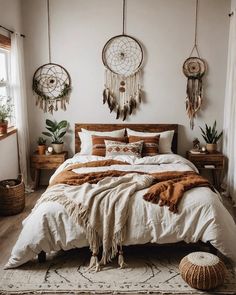 20 Ideal Boho Bedroom Layout Ideas You’ve Gotta Try – ToolzView Boho Bedroom Layout, Rustic Boho Bedroom, Bedroom Layout Ideas, Vibrant Bedding, Apartment Things, Bedroom Vibes, Western Bedroom, Boho Style Decor, Bedroom Layout