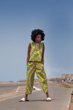 African Fabric Outfits, Senegal Outfit, Lappa Ideas, Yevu Clothing, African Designers Clothing, African Outfits For Women, Tunic Tops Outfit, Afro Design, Chitenge Dresses