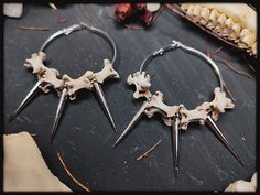 Uniquely crafted bone hoop earrings with spikes. The earrings are very light for the size! The bones and spikes provide a slight rattle sound in the ear! You can choose the creoles in 3 different diameters! Either 4cm or 5cm diameter This is handmade jewelry from real animal bones that I process into individual jewelry! Each bone is an absolutely unique piece, so slight deviations are possible! The creoles can also vary slightly in strength I would be happy to wrap your order as a gift! Please s Weird Girl, Earrings Gothic, Witch Earrings, Jewelry Gothic, Bone Earrings, Natural Jewelry, Gothic Earrings