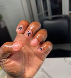 Nail Ideas For Men Black, Clear Nail Art Short, Nail Art Inspo Short Nails, Nail Design On Natural Nails Art Ideas, Mail Designs For Men, Stud Nail Designs Simple, Clear Gel Nails Men, Mail Nail Art, Steve Lacy Inspired Nails