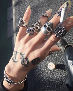 Many Rings, Grunge Jewelry, Edgy Jewelry, Dope Jewelry, Grunge Goth, Funky Jewelry, Hand Jewelry, Grunge Style, Aesthetic Grunge