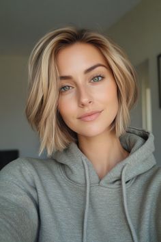 48. Angled Bob with Cool Beige Blonde (Short Hairstyles For Thin Hair) - Short Hairstyles For Thin Hair Dunner Wordend Haar, Blonde Short, Angled Bob, Vibrant Style, Beige Blonde, Short Blonde Hair, Deep Brown, Hairstyles For Women, Short Bob Hairstyles