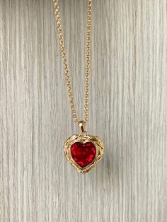 Red heart necklace. Cadena con dije  de corazon rojo.  4 layers of 18k plated gold 4 baños de oro de 18k. Red Heart Necklace, Oct 1, Green Bay, Red Heart, Heart Necklace, Chains Necklace, Favorite Jewelry, Beauty Book, Hello Kitty